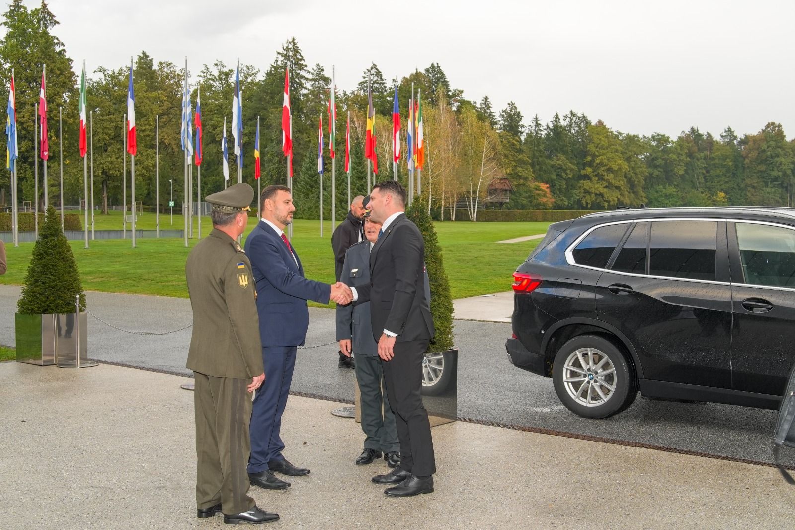 Guests greeted on arrival at the state residence in Brdo, in front of the flag line